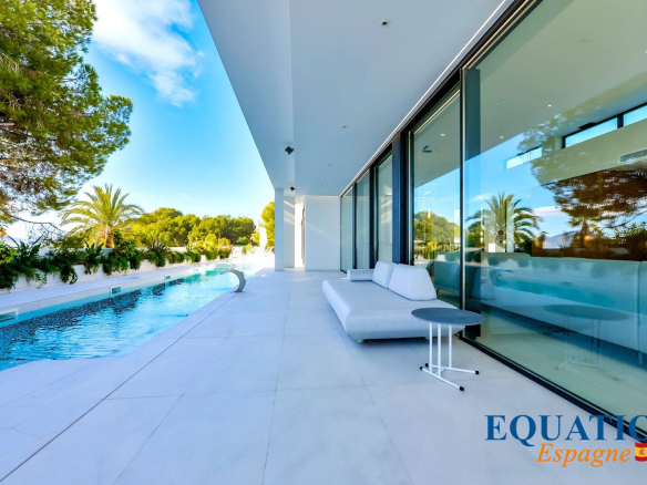 Villa contemporaine en première ligne de mer à Altea avec piscine et espace extérieur.