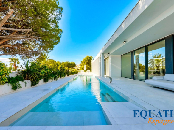 Villa contemporaine avec piscine à Altea, Espagne, en bord de mer.