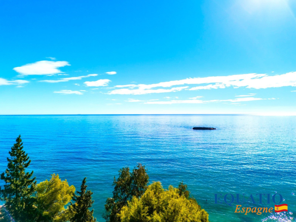 Vue sur la mer depuis une villa contemporaine à Altea, Espagne.