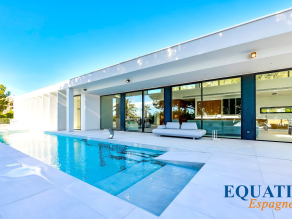 Villa contemporaine avec piscine et accès direct à la plage à Altea, Espagne.