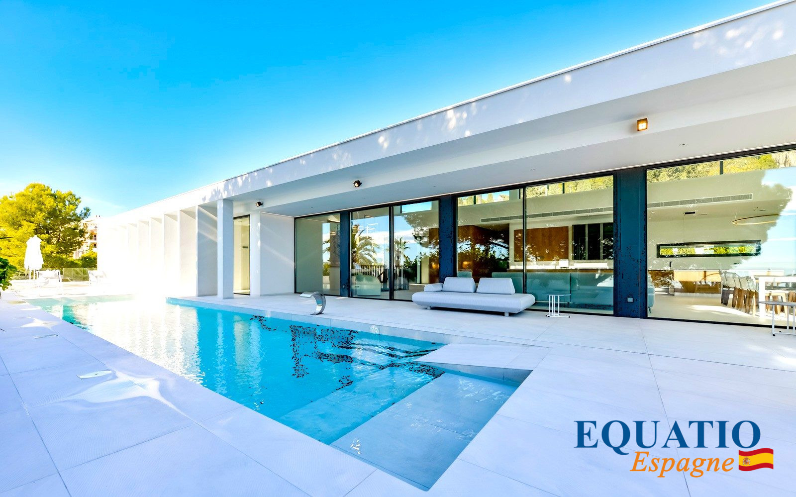 Villa moderne en bord de mer à Altea Villa contemporaine avec piscine et accès direct à la plage à Altea, Espagne.