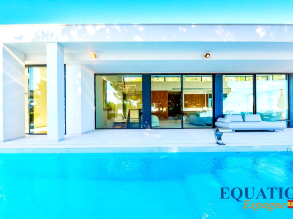 Villa contemporaine en première ligne de mer à Altea avec piscine et vue sur la mer.