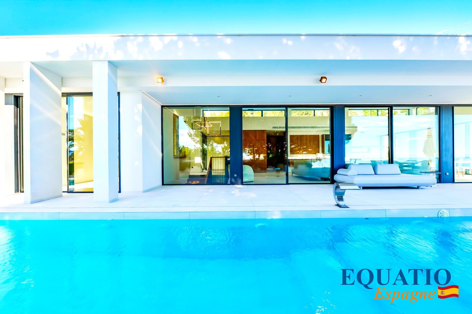 Villa moderne à Altea Villa contemporaine en première ligne de mer à Altea avec piscine et vue sur la mer.