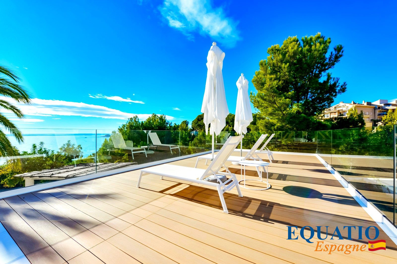 Terrasse avec vue sur la mer à Altea Terrasse ensoleillée avec chaises longues et parasols, vue sur la mer à Altea, Espagne.