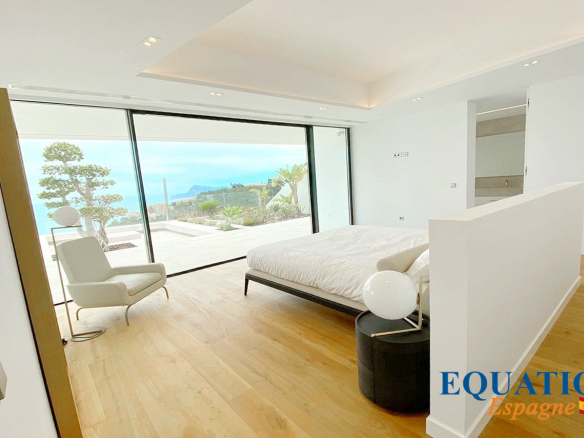 Chambre moderne d'une villa à Altea avec vue sur la mer.