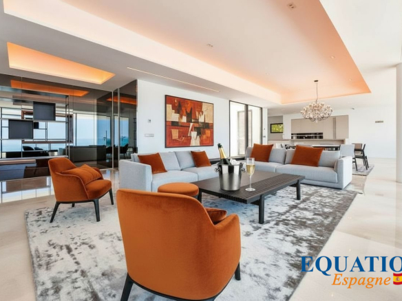 Intérieur moderne d'une villa à Altea avec vue sur la mer, salon spacieux et mobilier élégant.