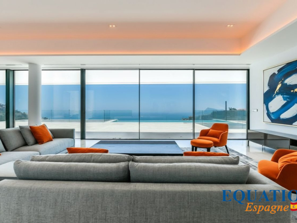 Intérieur moderne d'une villa à Altea avec vue sur la mer, salon spacieux et baies vitrées.
