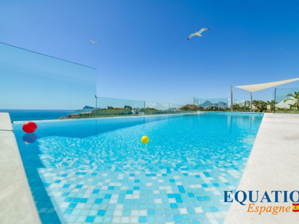 Vue de la piscine d'une villa moderne à Altea, Espagne, avec mer en arrière-plan.