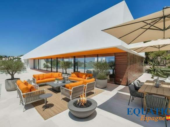 Villa moderne avec vue sur la mer à Altea, Espagne, avec terrasse et mobilier extérieur.