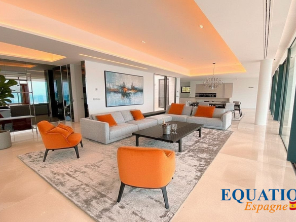 Intérieur moderne d'une villa à Altea avec vue sur la mer, salon spacieux et mobilier contemporain.