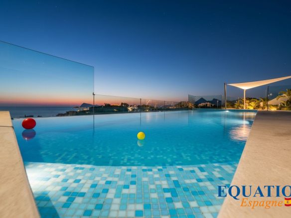 Villa moderne avec piscine à débordement et vue sur la mer à Altea, Espagne.