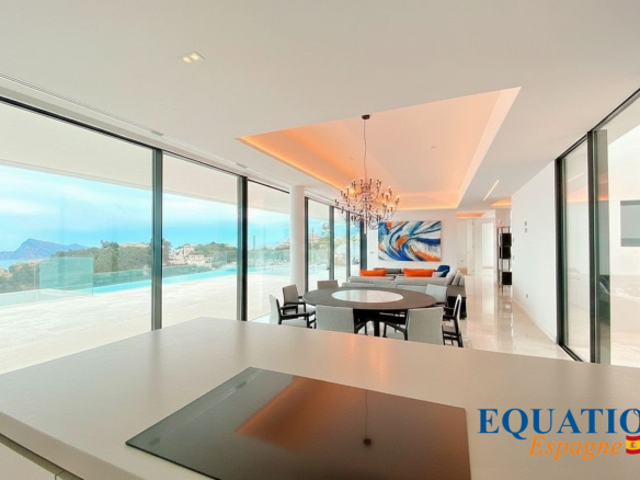 Intérieur moderne d'une villa avec vue sur la mer à Altea, Espagne, cuisine et salon lumineux.