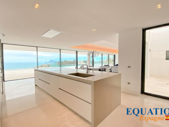 Cuisine moderne d'une villa avec vue sur la mer à Altea, Espagne.