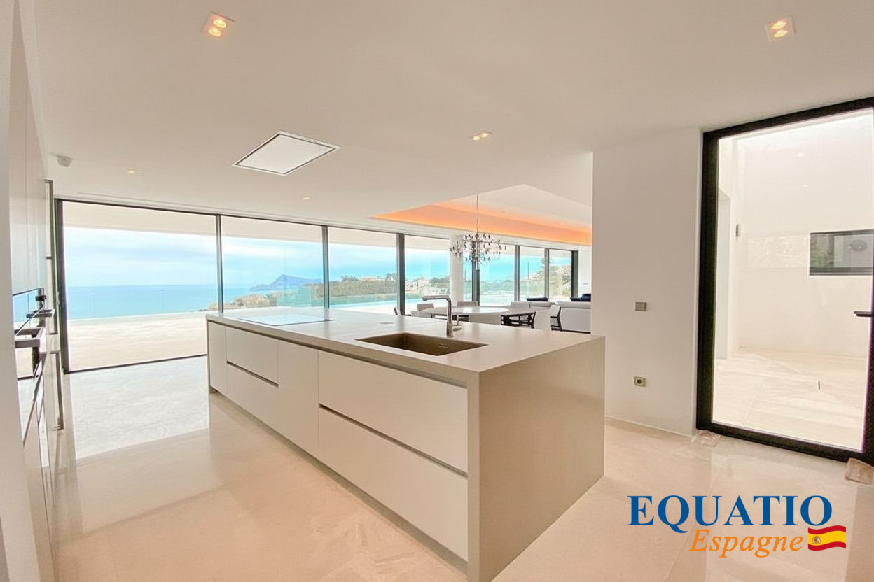 Cuisine de villa à Altea Cuisine moderne d'une villa avec vue sur la mer à Altea, Espagne.