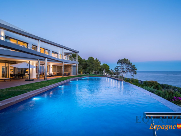 Villa moderne en première ligne de mer à Altea avec piscine et vue sur l'océan.