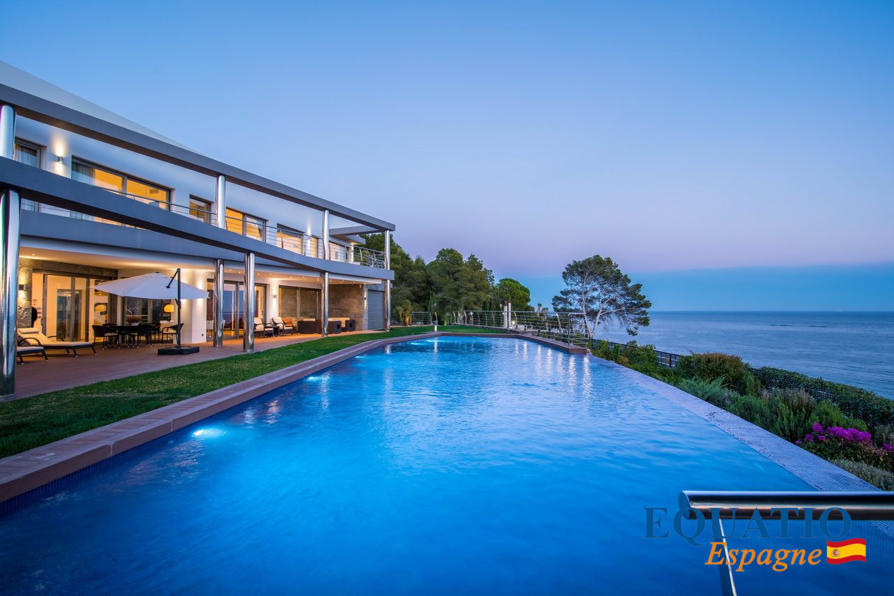 Villa moderne en première ligne de mer à Altea avec piscine et vue sur l'océan.