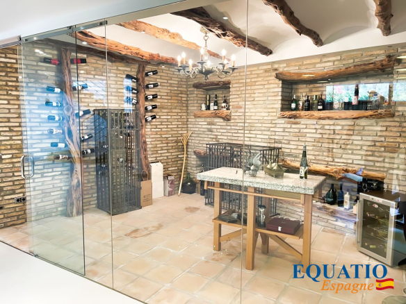 Cave à vin moderne avec murs en briques et étagères en bois, éclairage élégant.