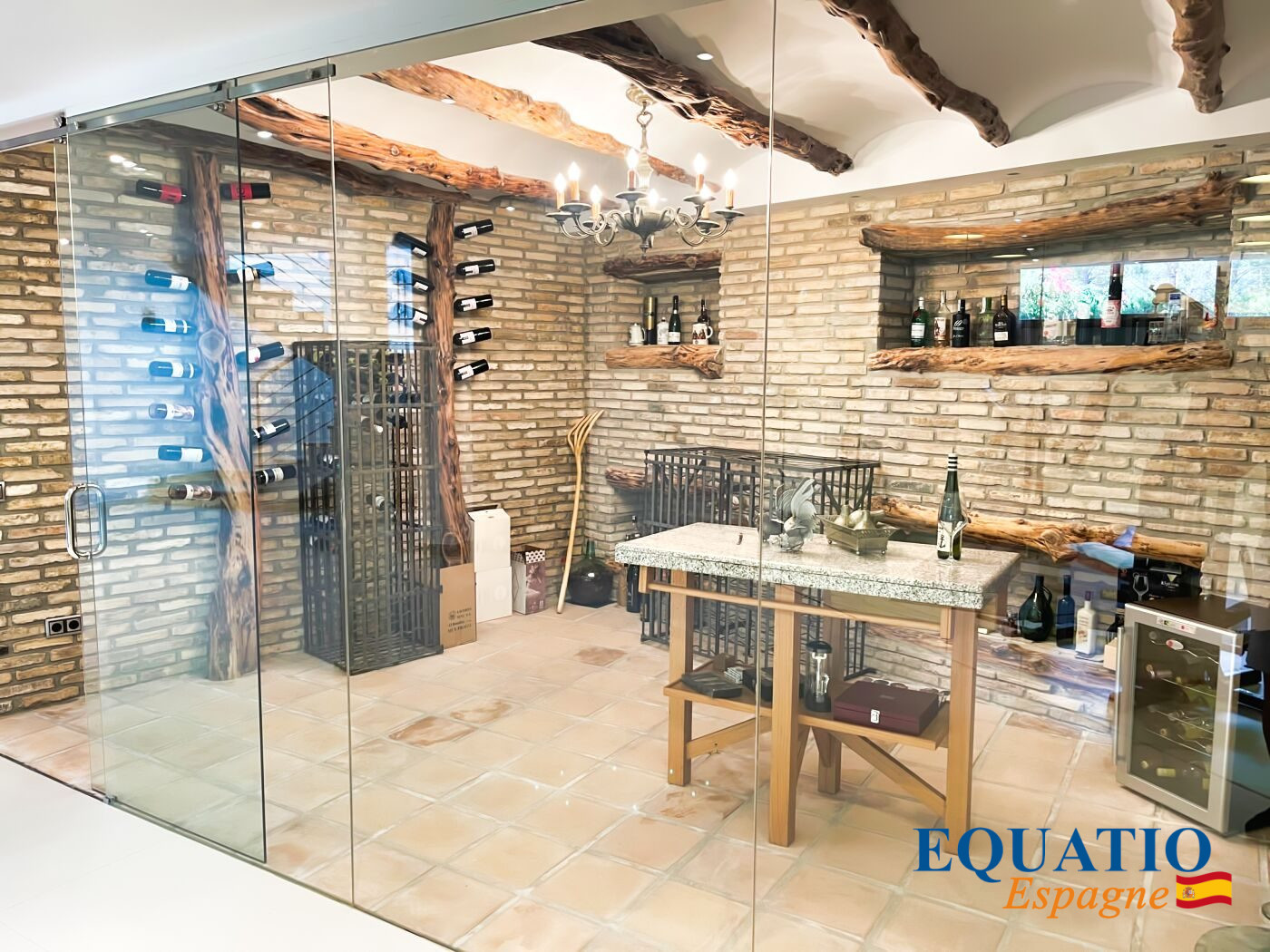 Cave à vin moderne avec murs en briques et étagères en bois, éclairage élégant.