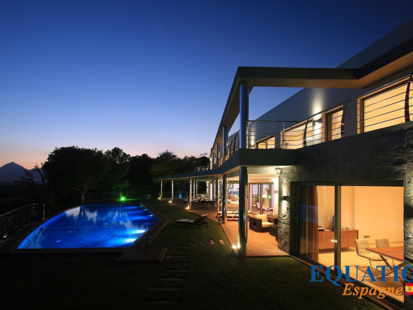 Villa moderne en première ligne de mer à Altea, avec piscine et vue au crépuscule.