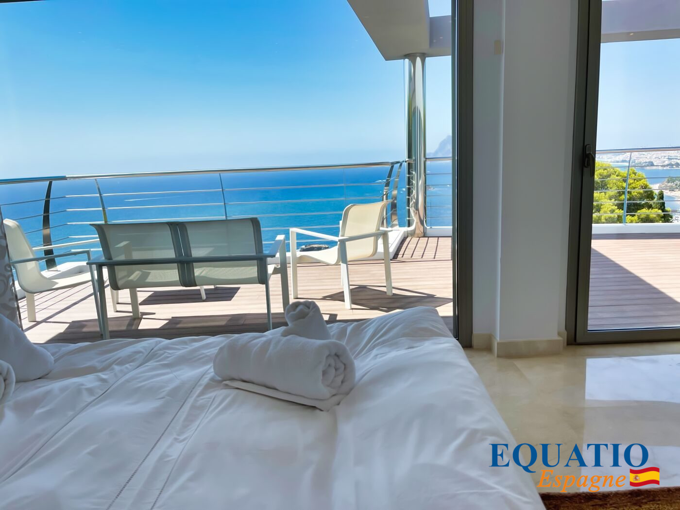 Vue depuis une chambre d'une villa en première ligne de mer à Altea, avec balcon et mer en arrière-plan.