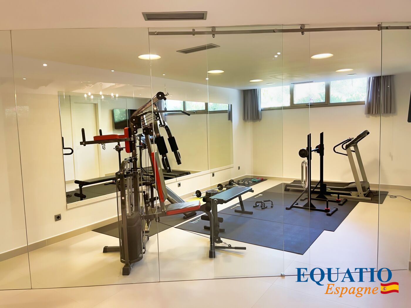 Salle de sport moderne avec équipements de fitness dans une villa à Altea, Espagne.