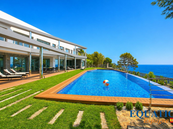 Villa moderne avec piscine à débordement en première ligne de mer à Altea, Espagne.