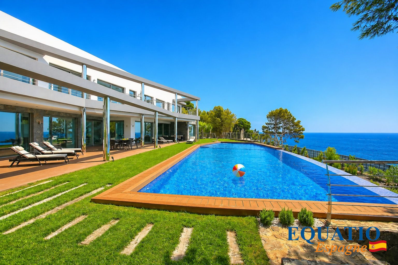 Villa moderne avec piscine à débordement en première ligne de mer à Altea, Espagne.