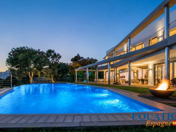 Villa moderne avec piscine illuminée à Altea, Espagne, en première ligne de mer.