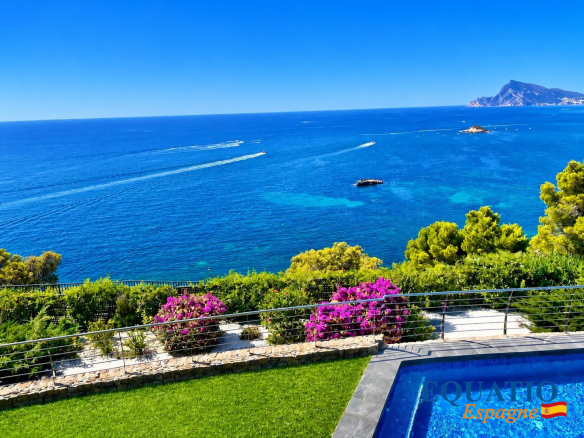 Vue panoramique sur la mer depuis une villa à Altea, avec piscine et jardins fleuris.