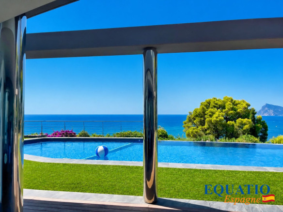 Vue sur la mer depuis une villa à Altea avec piscine et jardin.