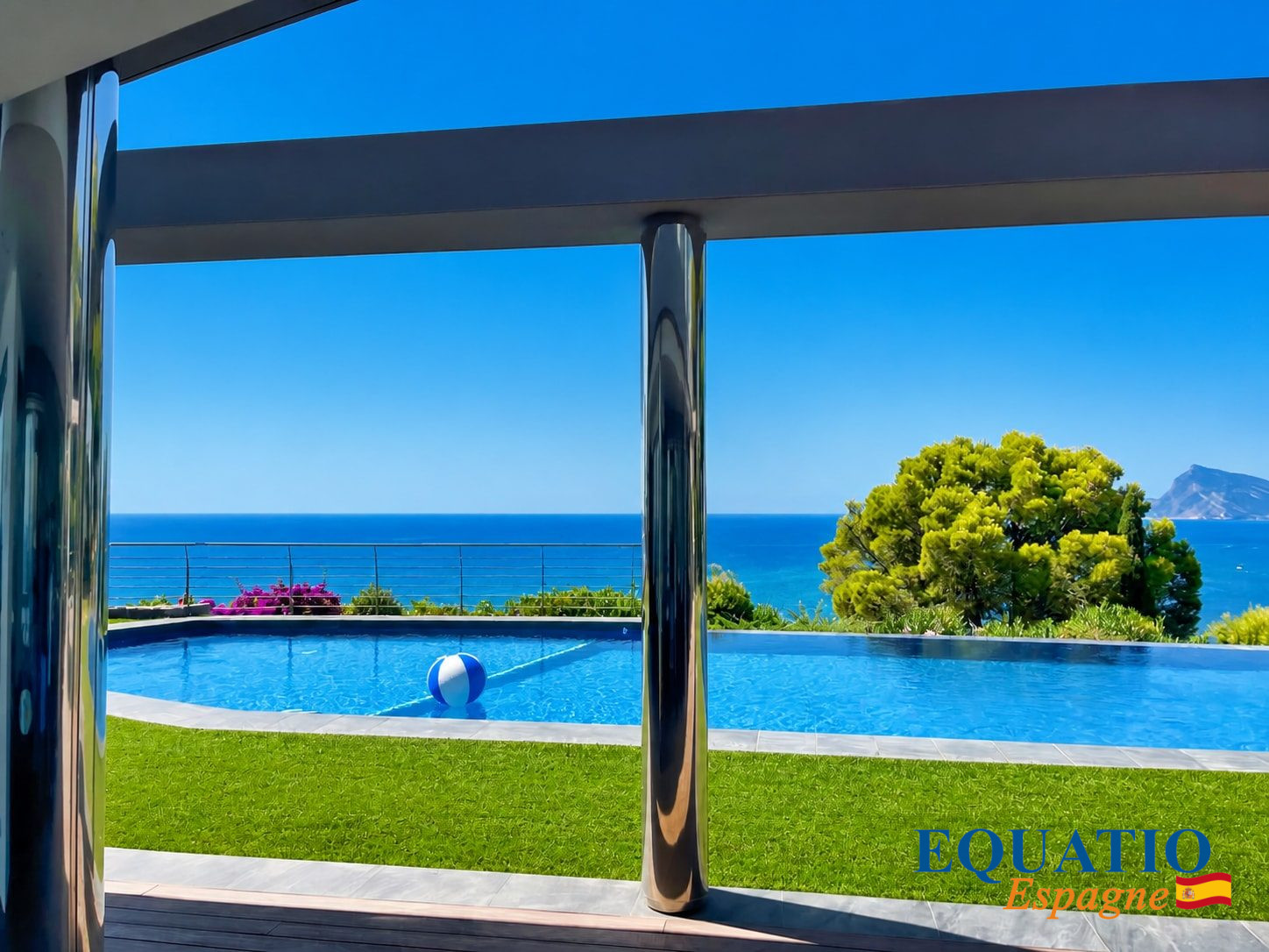 Vue sur la mer depuis une villa à Altea avec piscine et jardin.