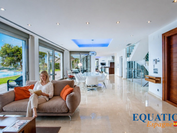 Intérieur d'une villa moderne à Altea avec vue sur la mer, salon spacieux et décor contemporain.