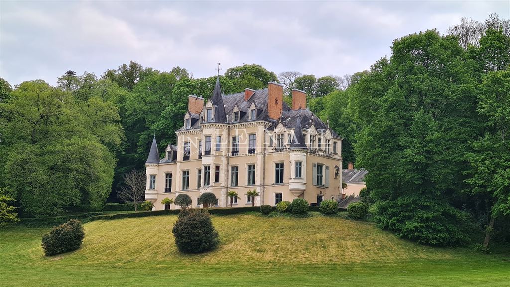 Vente Châteaux de luxe EXCEPTIONNEL CHÂTEAU DU XIXème SIECLE ISMH, A 15 KM DU MANS, DANS UN