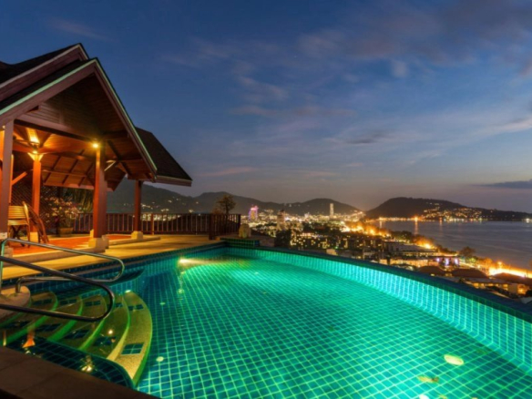 Belle villa impressionnante avec vue sur la mer et le coucher du soleil à Patong