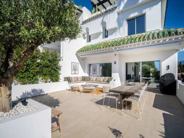 SUPERBE MAISON DE VILLE AVEC UNE VUE INCROYABLE SUR LA MONTAGNE ET LA MER