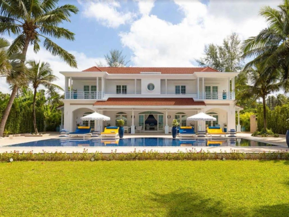 Splendide villa de luxe contemporaine située en bord de mer