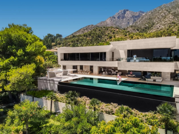 SPLENIDE VILLA SITUEE A CASCADA DE CAMOJAN, MARBELLA