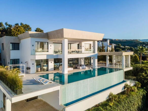 MAISON DE LUXE CHIC ET MODERNE AVEC FACTEUR WOW ET VUE SUR LA MER