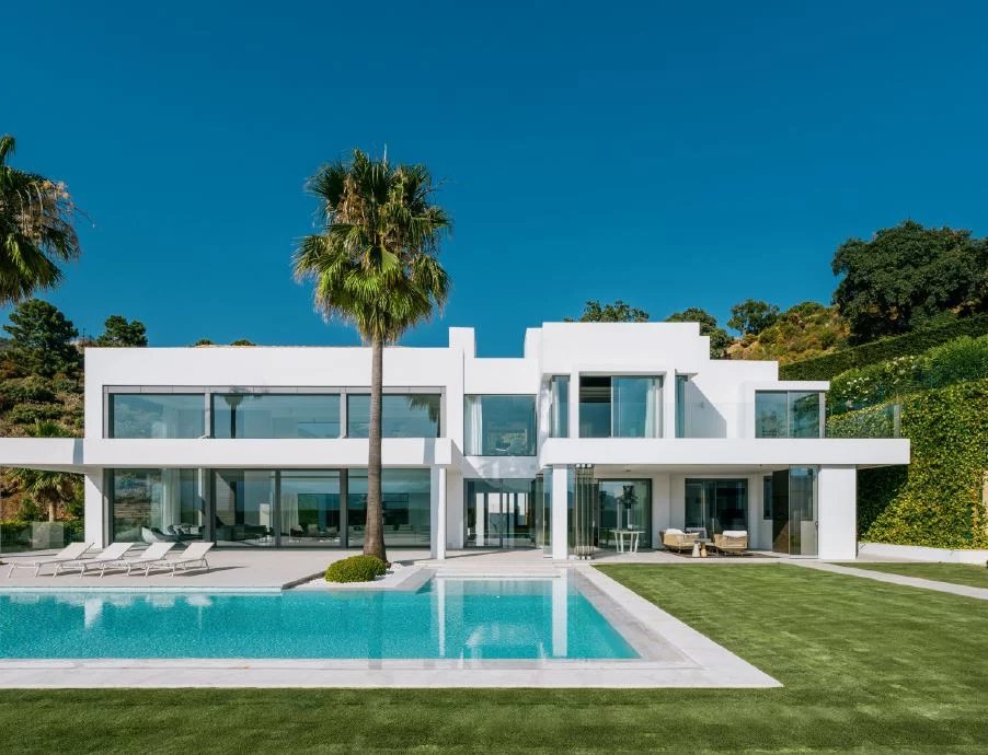 Splendid villa located in Kamala with sea view