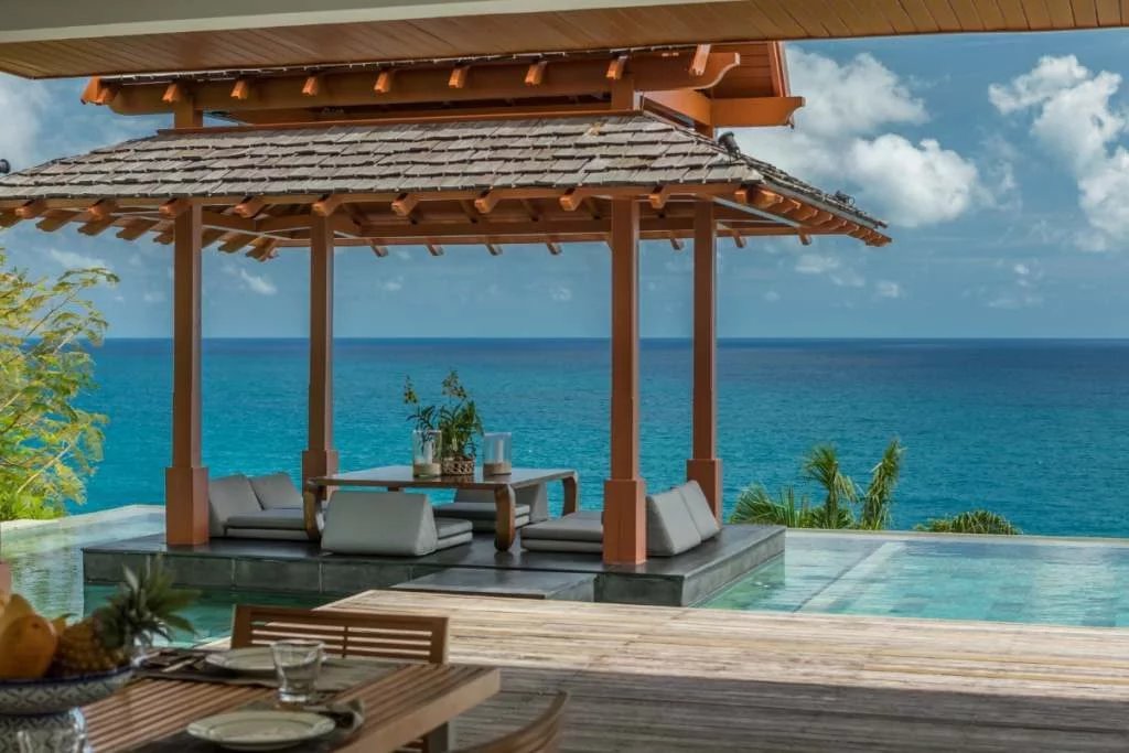 Splendid villa located in Kamala with sea view