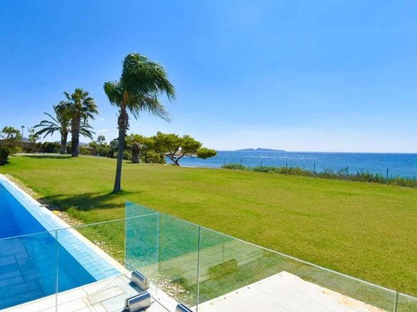 Beautiful, imposing villa with breathtaking sea views