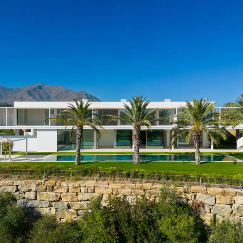 LUXUEUSE VILLA DE GOLF EN PREMIÈRE LIGNE À NUEVA ANDALUCIA