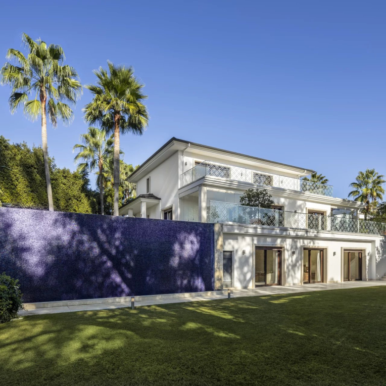 VILLA EXTRAORDINAIRE AVEC COMMODITÉS SUR MESURE À NUEVA ANDALUCIA