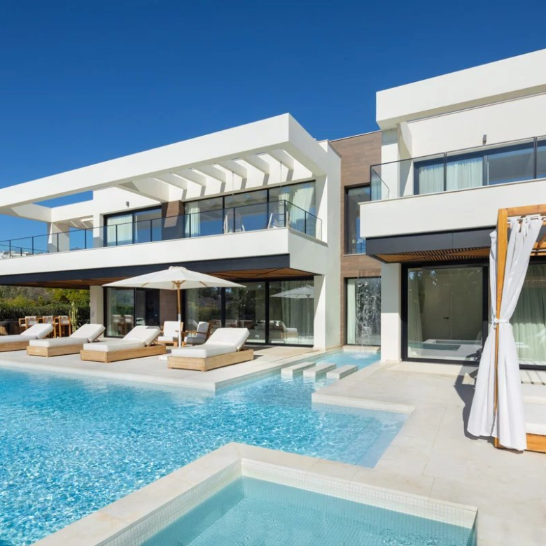 LUXUEUSE VILLA DE GOLF EN PREMIÈRE LIGNE À NUEVA ANDALUCIA