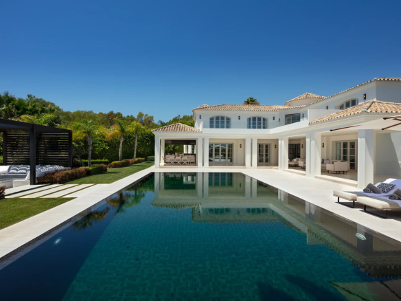 EXCEPTIONAL GOLF VILLA ON THE FIRST LINE IN NUEVA ANDALUCIA