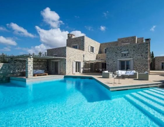 Rare villa pieds dans l’eau située à Paros