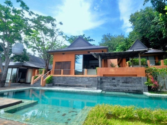 Splendid secluded villa by the water