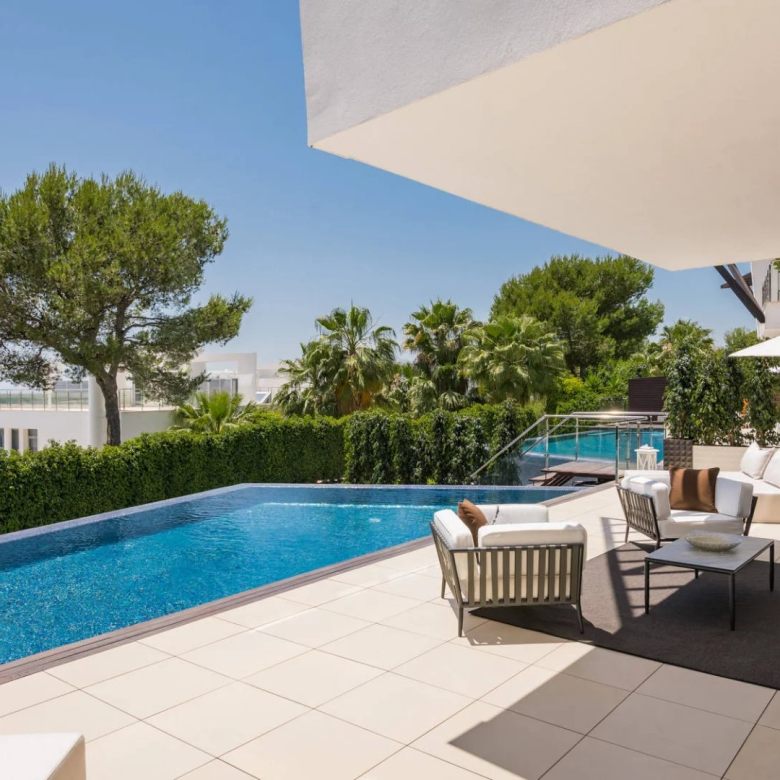 Villa Rockstar – Super Villa avec vue sur la mer à flanc de colline