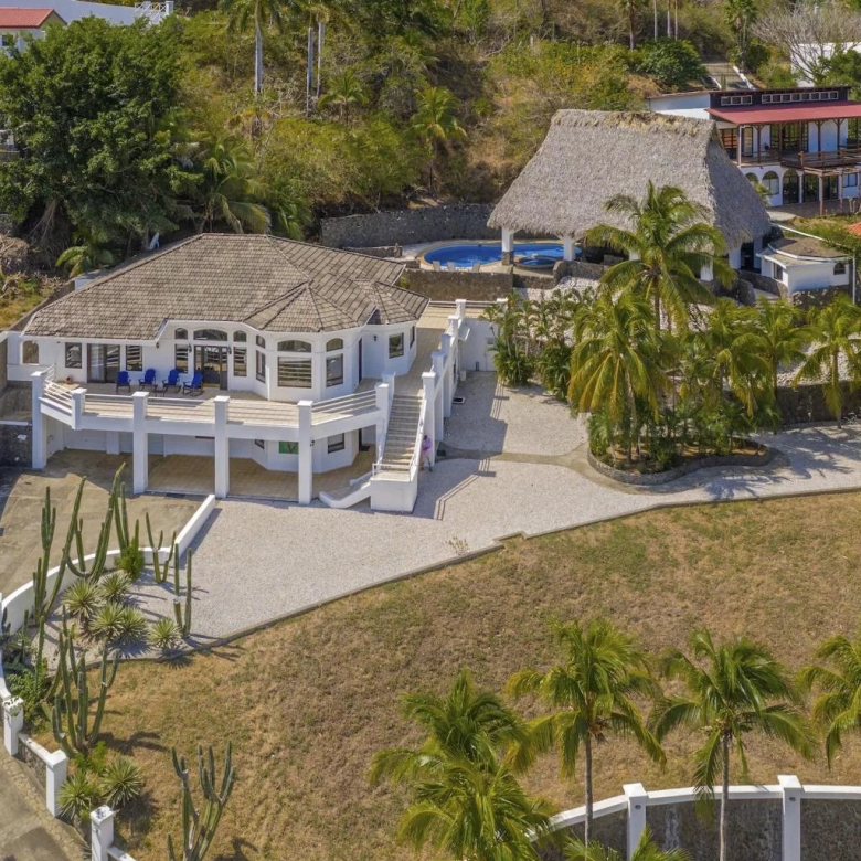 Manoir au sommet d’une falaise à Tibau do Sul avec une vue épique sur l’océan