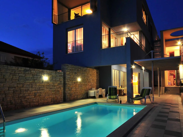 Belle maison en bord de mer située à  Zadar